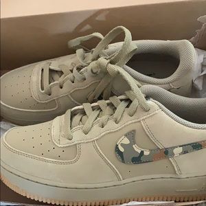 NEVER WORN NIKE AIR FORCE 1 - CAMO